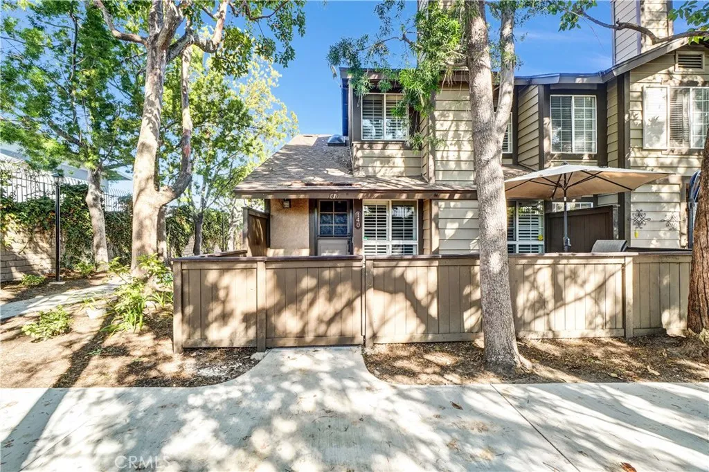 End-unit 2-story townhouse