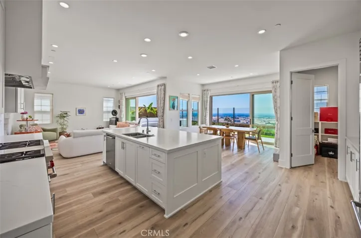 135 Oakstone, Irvine, California 92618