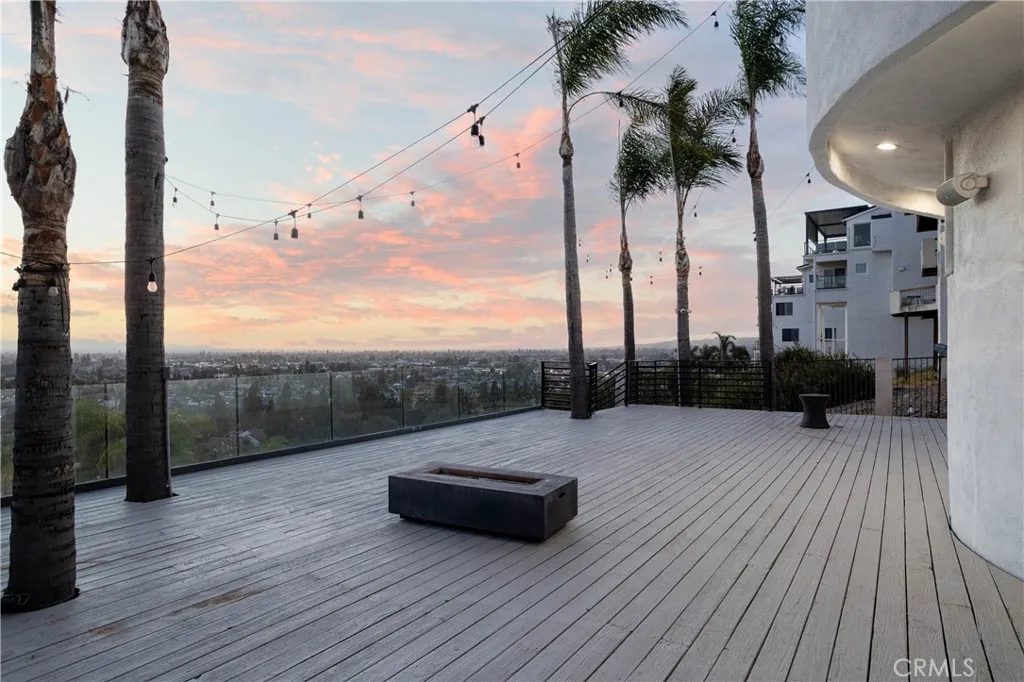 Expansive deck