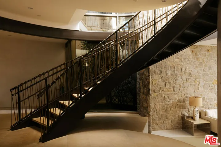 9233 Swallow Drive, West Hollywood, California 90069