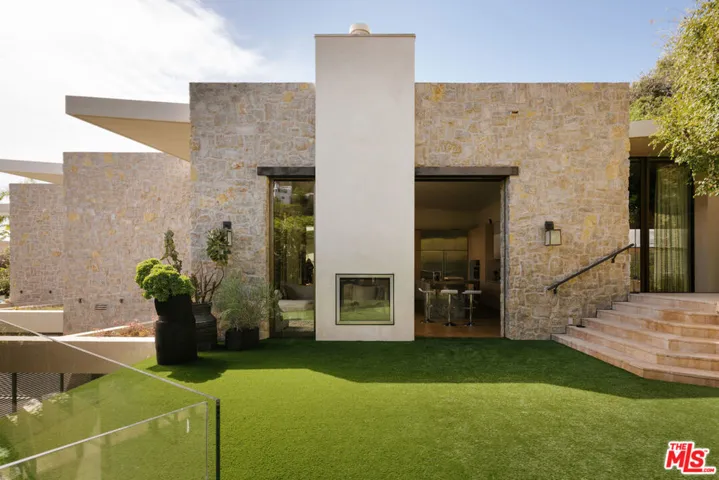 9233 Swallow Drive, West Hollywood, California 90069