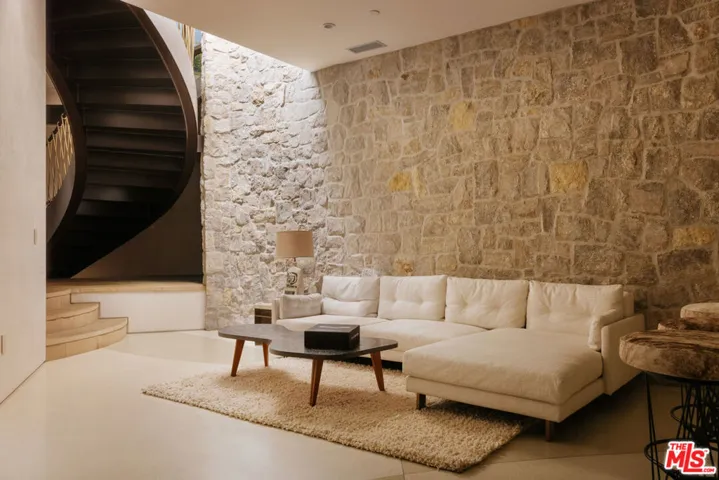 9233 Swallow Drive, West Hollywood, California 90069