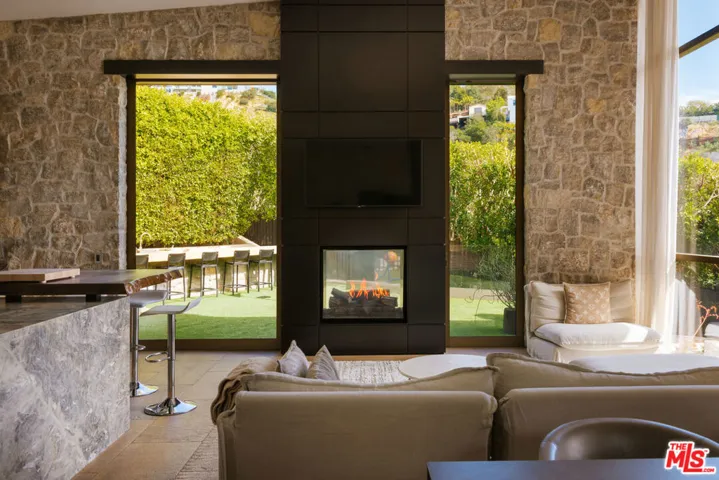 9233 Swallow Drive, West Hollywood, California 90069