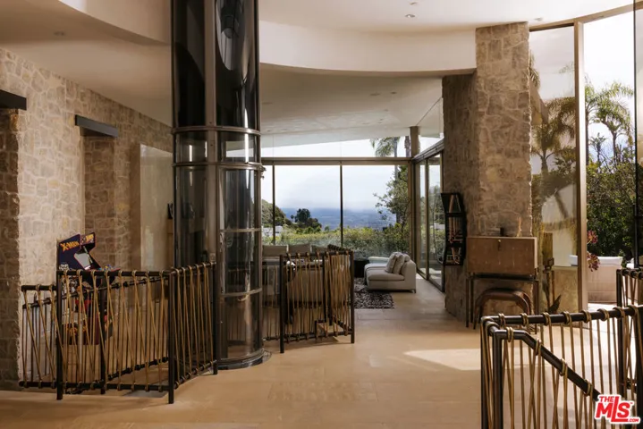 9233 Swallow Drive, West Hollywood, California 90069