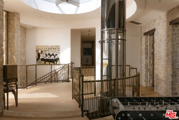 9233 Swallow Drive, West Hollywood, California 90069