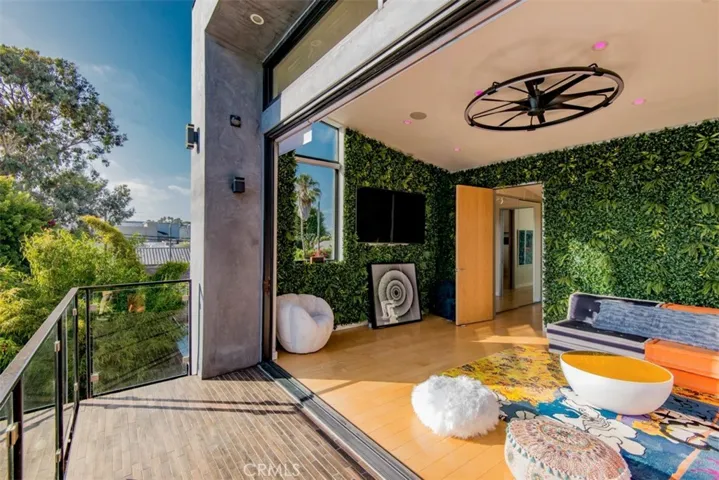 708 Hampton Drive, Venice, California 90291