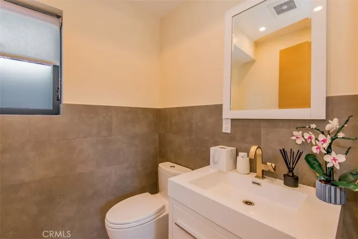 708 Hampton Drive, Venice, California 90291