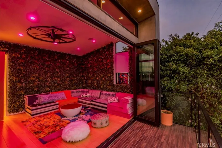 708 Hampton Drive, Venice, California 90291