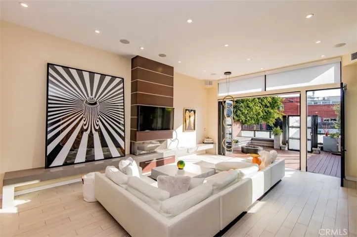 708 Hampton Drive, Venice, California 90291