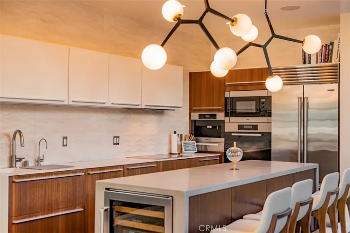 708 Hampton Drive, Venice, California 90291