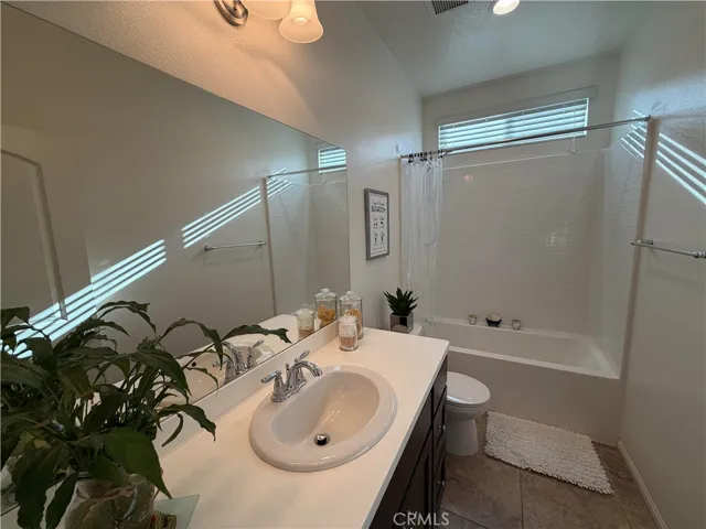 Common Bathroom for guests and Bedroom #1