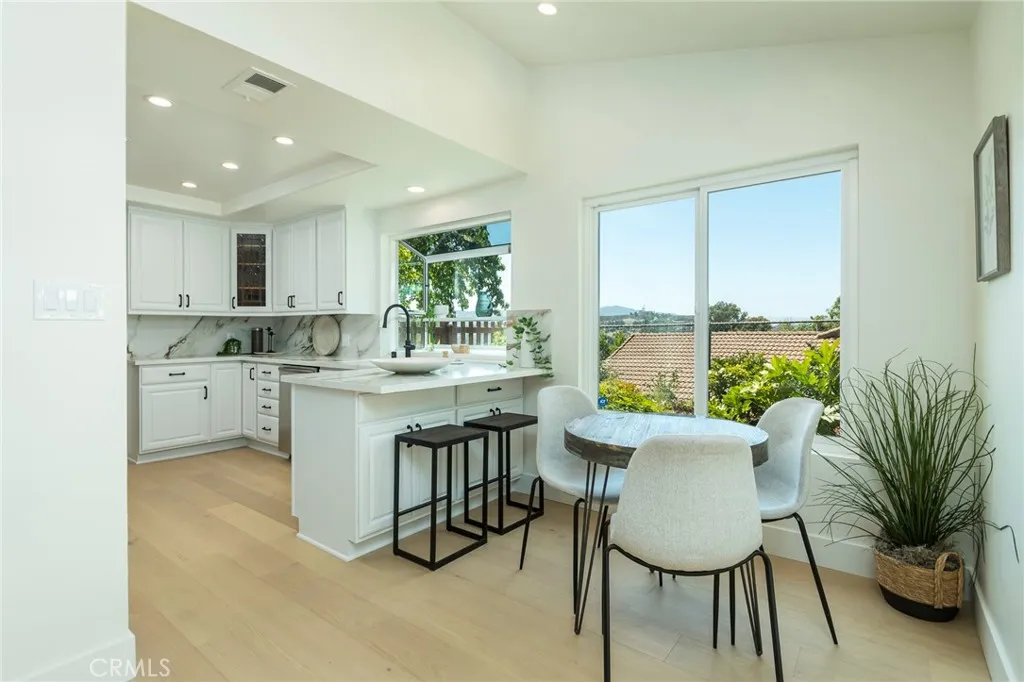 BREAKFAST NOOK