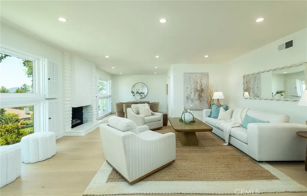 LIVIG ROOM / DINIG ROOM