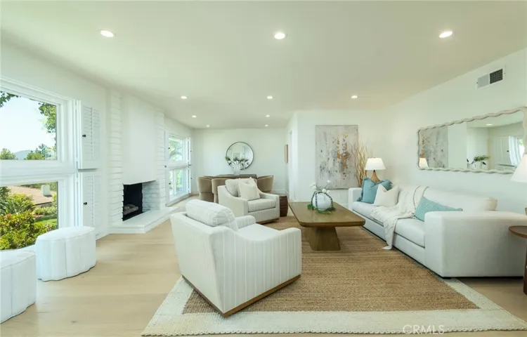 LIVIG ROOM / DINIG ROOM