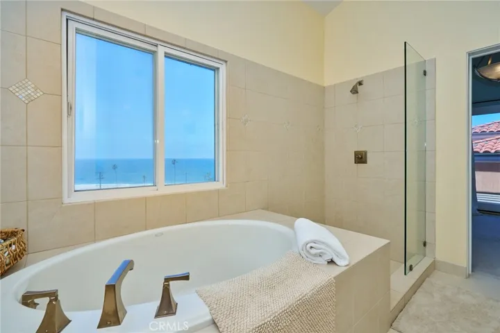 Upper Suite bath 2