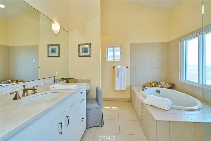 Upper Suite bath 2b