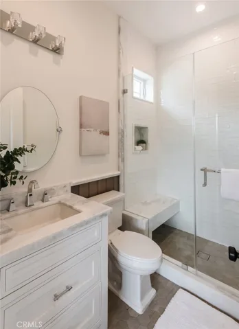 Full ensuite bath services the office