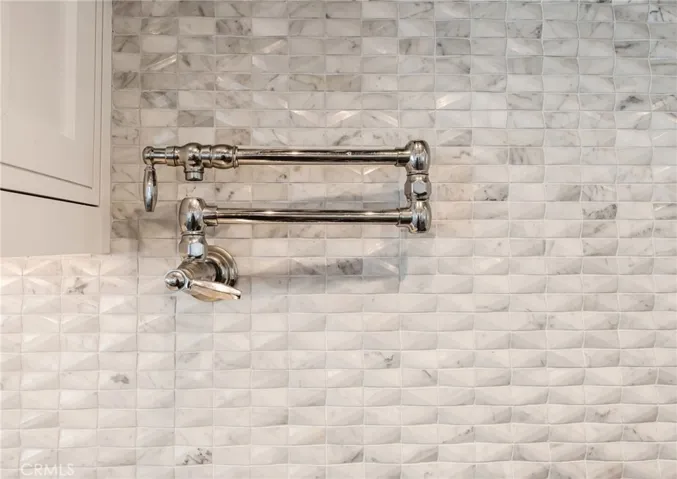 Pot filler is perfectly placed at the left of the stove.