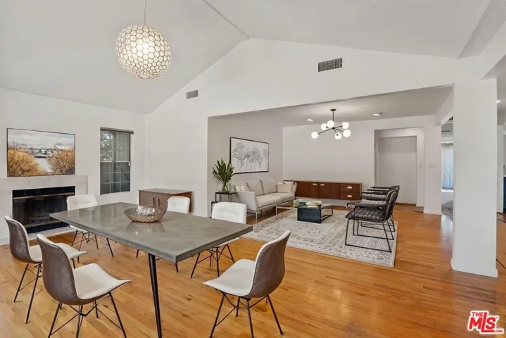 Virtually Staged - Dinning Roo
