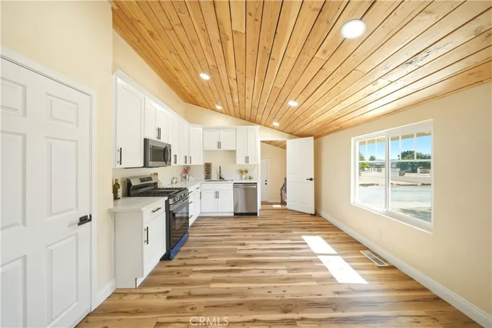 11498 Shahaptain, Hesperia, California 92345