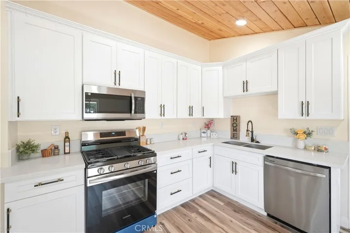 11498 Shahaptain, Hesperia, California 92345