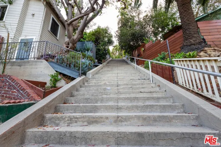 2236 Loma Vista Place 2, Los Angeles, California 90039