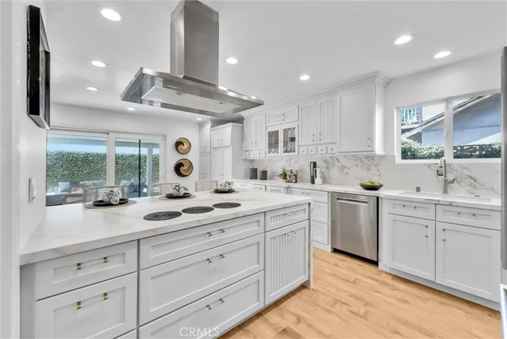 The high-end induction cooktop provides a safer and more efficient cooking experience and is easily removed to allow for more valuable counter space.