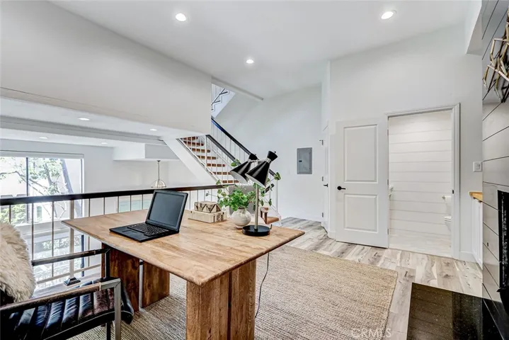 984 Granville, Los Angeles, California 90049