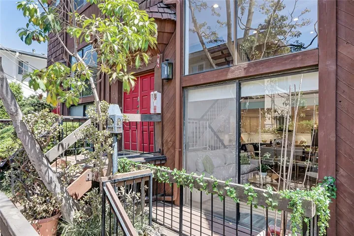 984 Granville, Los Angeles, California 90049