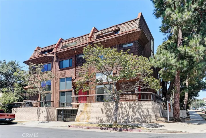 984 Granville, Los Angeles, California 90049