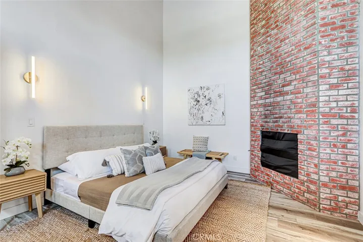 984 Granville, Los Angeles, California 90049