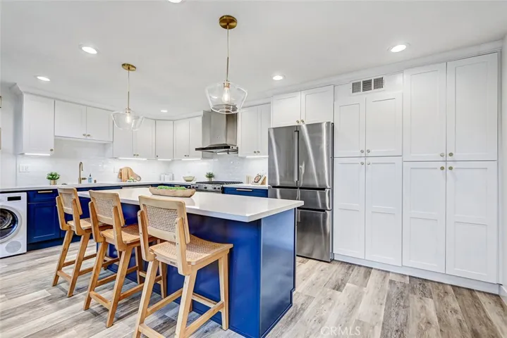 984 Granville, Los Angeles, California 90049