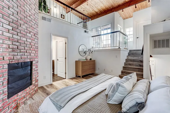 984 Granville, Los Angeles, California 90049