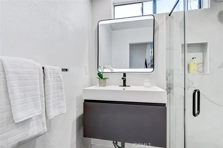 984 Granville, Los Angeles, California 90049