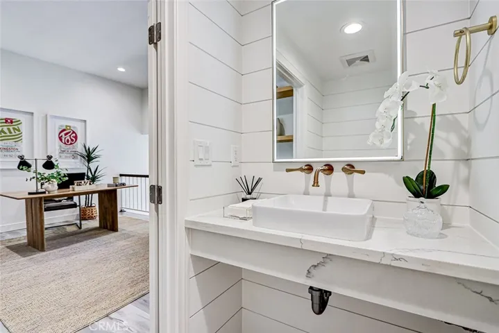 984 Granville, Los Angeles, California 90049
