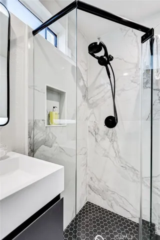 984 Granville, Los Angeles, California 90049