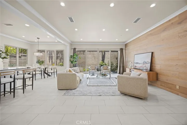 61 Bloomington, Irvine, California 92620