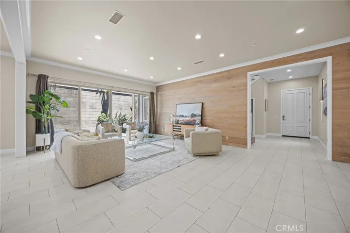 61 Bloomington, Irvine, California 92620