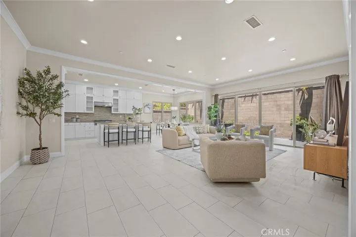 61 Bloomington, Irvine, California 92620
