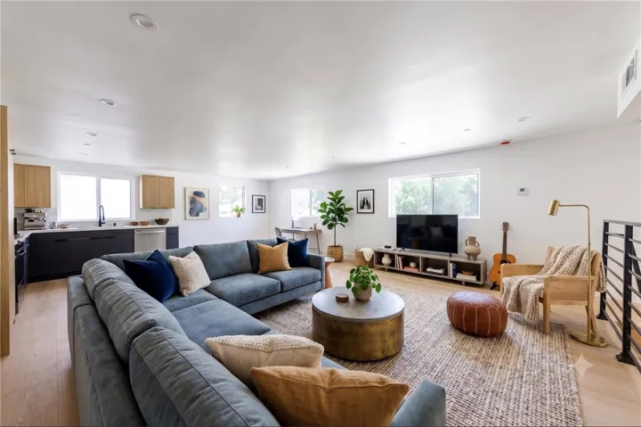 1332 S Longwood Avenue 3, Los Angeles, California 90019