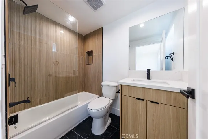 1332 S Longwood Avenue 3, Los Angeles, California 90019