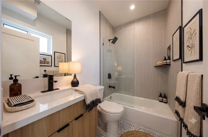 1332 S Longwood Avenue 1, Los Angeles, California 90019