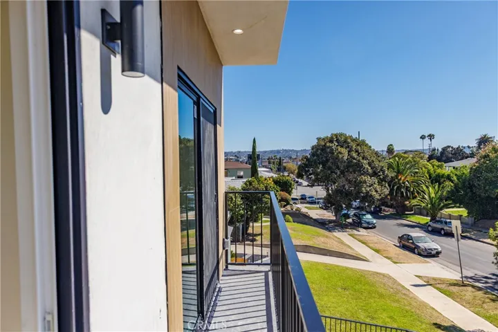 1332 S Longwood Avenue 1, Los Angeles, California 90019