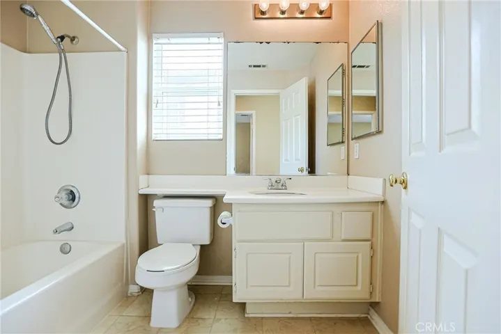 UPSTAIR HALLWAY BATHROOM