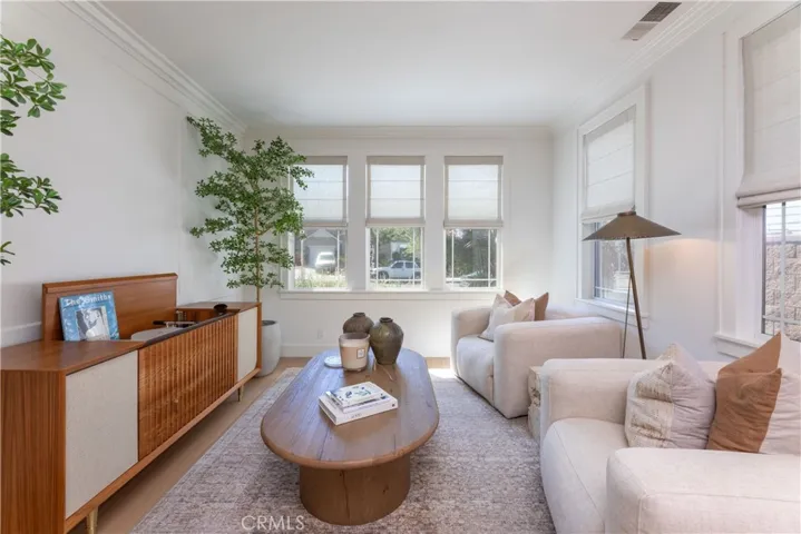 Front Sitting Lounge