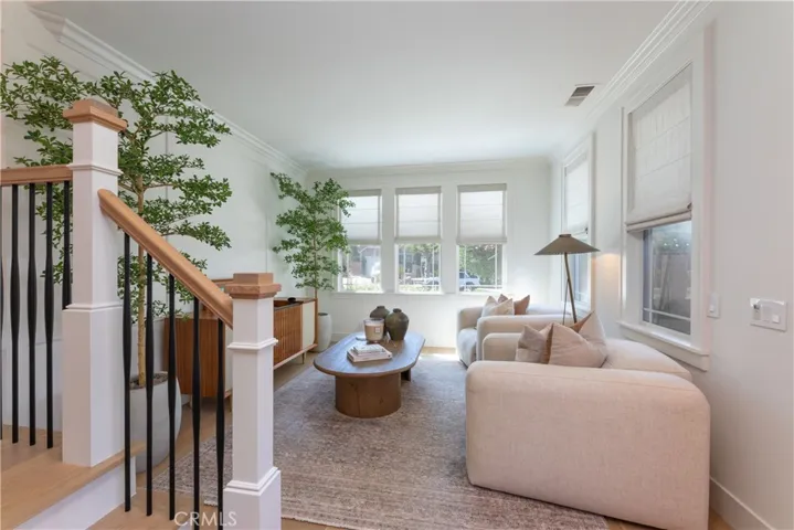 Front Sitting Lounge