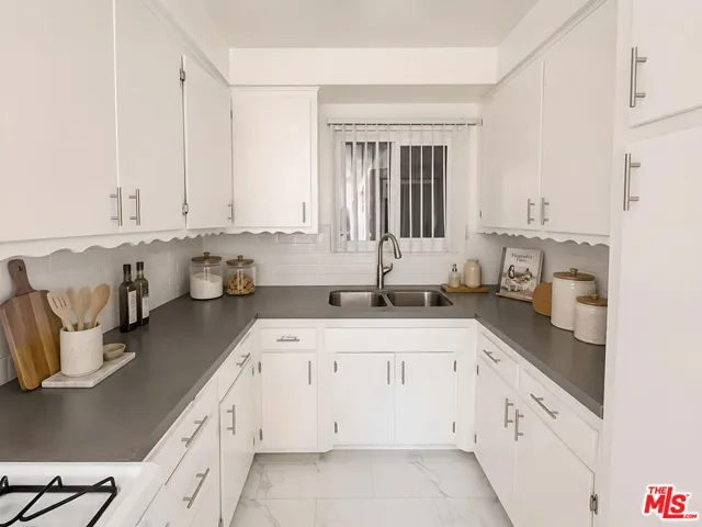228 S Mariposa Avenue 16, Los Angeles, California 90004