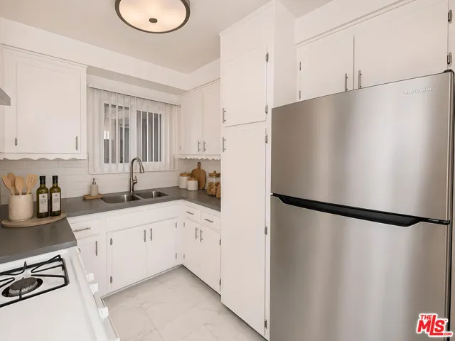 228 S Mariposa Avenue 16, Los Angeles, California 90004