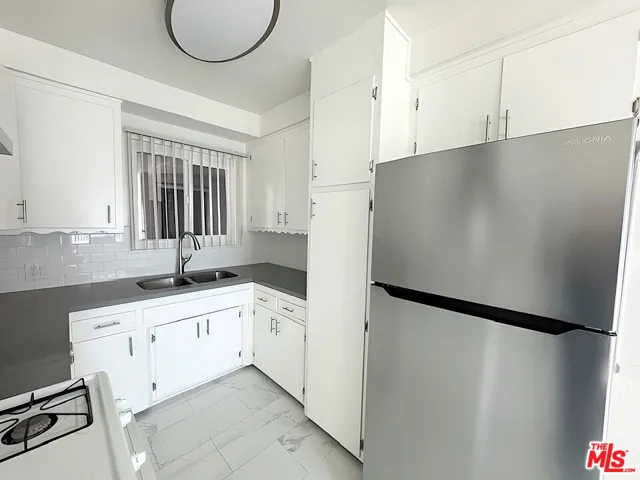 228 S Mariposa Avenue 16, Los Angeles, California 90004