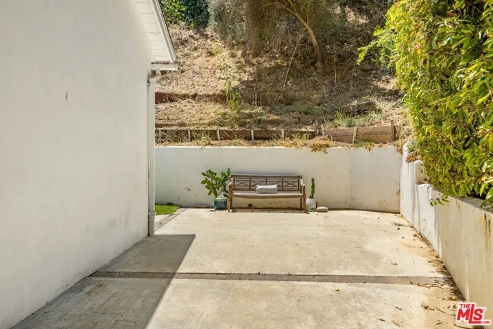 2485 Benedict Canyon Drive, Los Angeles, California 90210